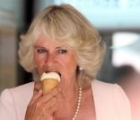 Camilla Parker Bowles savoure une bonne glace à Salcombe, le 11 juillet 2011.