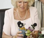 Donnez-lui une poupée, elle vous fera une pièce de théâtre ! Le prince Charles et son épouse Camilla Parker Bowles étaient en visite dans le Devon, le 11 juillet 2011. 