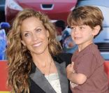 Sheryl Crow et son fils Wyatt, 4 ans, à l\'avant-première de <em>Cars 2</em> à Los Angeles, le 18 juin 2011.<br />