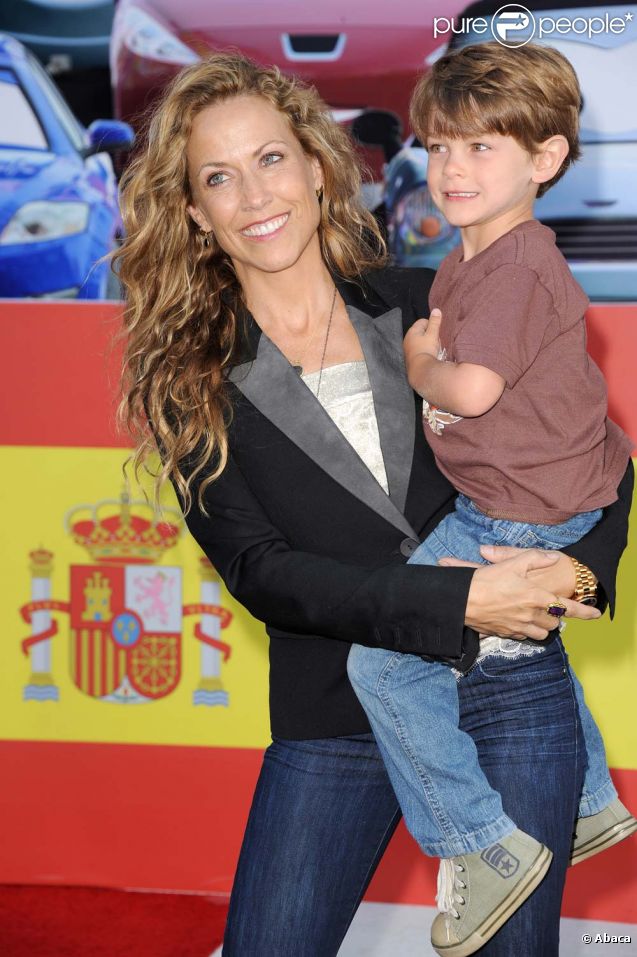 Sheryl Crow et son fils Wyatt, 4 ans, à l'avant-première de  Cars 2  à Los Angeles, le 18 juin 2011. 