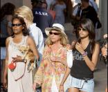 Chantal Goya, sa belle-fille Brenda et sa petite-fille Samantha en 2009, en vacances à Saint-Tropez. 