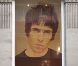 La boutique qui commercialise Pretty Green, la marque de vêtements lancée par Liam Gallagher, est située à Glasgow, et a tout d'un temple à sa gloire. 
