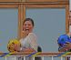 Là où il y a Victoria et Daniel, il y a souvent rigolade et sport !
A Borgholm, le 13 juillet 2011, la princesse Victoria de Suède et son époux le prince Daniel ont découvert les deux tilleuls que la commune leur a offerts, plantés sur la place de la mairie, pour leur mariage célébré en juin 2010. La famille royale est arrivée sur l'île d'Oland, où se trouve sa résidence estivale de Solliden.