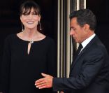 Carla Bruni-Sarkozy, enceinte, à Deauville en mai 2011. Son époux Nicolas Sarkozy est à ses côtés. 