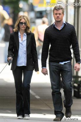 Eric Dane et Rebecca Gayheart se promènent avec leur chien à New York, le 13/05/08