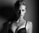 Lara Stone se dévoile pour la campagne Naked Glamour de Calvin Klein Underwear...