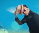 Nikos Aliagas dans le spot publicitaire estival de TF1.