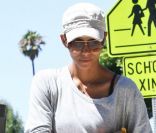 Halle Berry et sa fille Nahla sa baladent à Los Angeles. Elles se rendent chez le médecin, le 18 juillet 2011.
