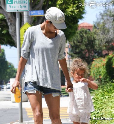 Halle Berry et sa fille Nahla sa baladent à Los Angeles. Elles se rendent chez le médecin, le 18 juillet 2011.