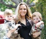 Brooke Mueller et ses fils, à Los Angeles, le 18 mars 2011. 