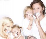 Tori Spelling et Dean McDermott pour la compagne NOH8 en faveur du mariage homosexuel, 2010, avec leurs enfant Liam et Stella.<br />