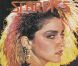 Madonna arborait un look trash-punk-rock à l'époque qui était sa marque déposée. Couverture du magazine thaïlandais Starpics , août 1985.