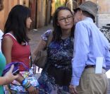 Woody Allen, Soon Yi, et leur deux filles le 21 juillet à Rome à la sortie du restaurant la Carbonara : il sème des bisous 