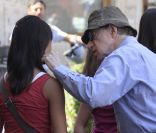 Woody Allenet sa charmante fille aînée le 21 juillet à Rome à la sortie du restaurant la Carbonara
