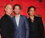 Ryan Murphy et Brad Falchuk, créateurs de  Glee  et  Nip/Tuck , entourent Matthew Morrison de  Glee , à New York, le 17 mai 2010.