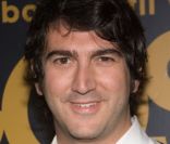 Josh Schwartz est le producteur des séries  Newport Beach ,  Gossip Girl , et  Hart of Dixie .