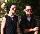 Bill Kaulitz a planqué sa chevelure dans un bonnet, alors qu'il était photographié avec son frère Tom dans les rues de Los Angeles, dimanche 17 juillet 2011.