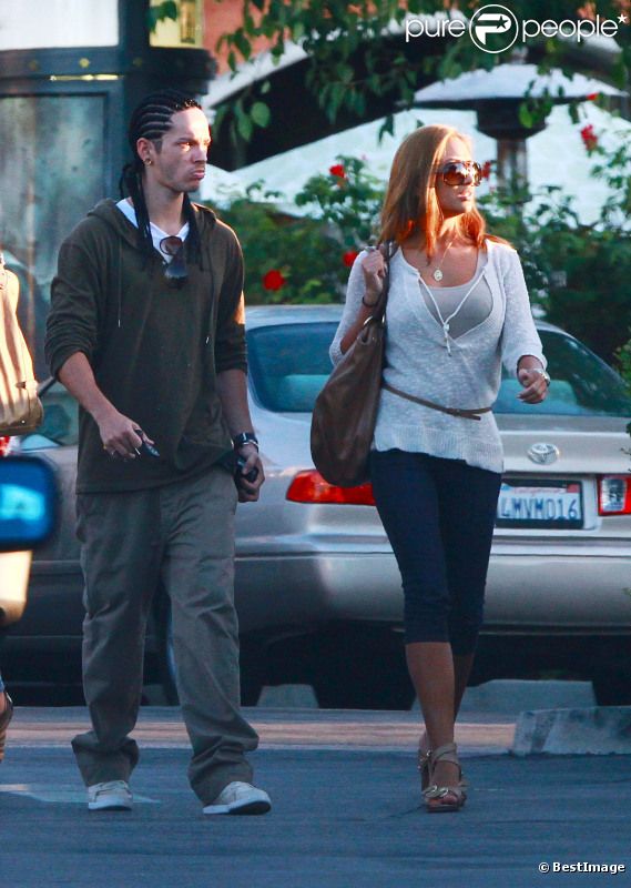 Tom Kaulitz et sa girlfriend, dans les rues de Los Angeles, dimanche 17 juillet 2011.