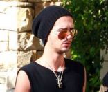 Bill Kaulitz se promène avec son frère jumeau Tom Kaulitz, dans les rues de Los Angeles, dimanche 17 juillet 2011.