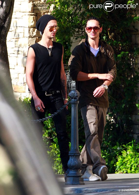 Bill Kaulitz se promène avec son frère jumeau Tom Kaulitz, dans les rues de Los Angeles, dimanche 17 juillet 2011.