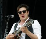Marcus Mumford du groupe anglais Mumford & Sons en concert à Londres en juin 2011 