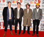 Le groupe anglais Mumford & Sons pose lors des British Awards à Londres en février 2011 