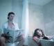 Chloe Lattanzi dans un clip trash pour le single  Play with me , juillet 2011. Elle commence par s'électrocuter dans sa baignoire.  