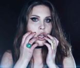 Chloe Lattanzi dans un clip trash pour le single  Play with me , juillet 2011.