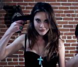 Olivia Newton-John : Sa fille Chloé Lattanzi dans un clip extrêmement trash