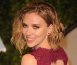 Scarlett Johansson a refusé l\'invitation d\'aller au bal avec un militaire.
