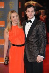 Aaron Johnson et Sam Taylor-Wood posent lors des Bafta Awards à Londres en février 2011 
