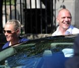 Le 29 juillet 2011 , Zara Phillips et Mike Tindall quittent l'église où ils doivent se marier le lendemain. 