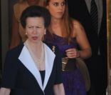 La mère de la future mariée, la princesse Anne, et Beatrice d'York assistent à la soirée organisée  avant le mariage de Zara Phillips et Mike Tindall, à Édimbourg le 29  juillet 2011.