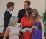 Le prince Harry, le prince William, les princesse Eugenie et Beatrice d'York assistent à la soirée organisée la veille du mariage de Zara Phillips et Mike Tindall à Édimbourg le 29 juillet 2011. 