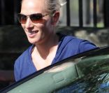 Le 29 juillet 2011 , Zara Phillips quitte l'église où elle doit se marier le lendemain avec Mike Tindall. 