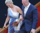 Zara Phillips et Mike Tindall arrivent sur le yacht qui accueille leur fête pré-mariage, à Édimbourg le 29 juillet 2011. 