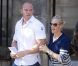 Zara Phillips et Mike Tindall sortent de la répétition de leur mariage, le vendredi 29 juillet 2011, à Edimbourg.