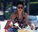 Vanessa Hudgens s'est-elle reconvertie en livreuse de journaux, à Los Angeles, le dimanche 24 juillet 2011 ?