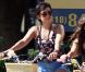 Vanessa Hudgens fait une balade à vélo avec l'une de ses amies, à Los Angeles, le dimanche 24 juillet 2011.