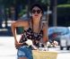 Vanessa Hudgens fait une balade à vélo avec l'une de ses amies, à Los Angeles, le dimanche 24 juillet 2011.