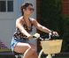 Vanessa Hudgens fait une balade à vélo avec l'une de ses amies, à Los Angeles, le dimanche 24 juillet 2011.