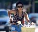 Vanessa Hudgens fait une balade à vélo avec l'une de ses amies, à Los Angeles, le dimanche 24 juillet 2011.