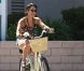 Vanessa Hudgens fait une balade à vélo avec l'une de ses amies, à Los Angeles, le dimanche 24 juillet 2011.