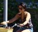 Vanessa Hudgens fait une balade à vélo avec l'une de ses amies, à Los Angeles, le dimanche 24 juillet 2011.