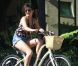 Vanessa Hudgens fait une balade à vélo avec l'une de ses amies, à Los Angeles, le dimanche 24 juillet 2011.