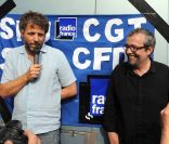 Stéphane Guillon et Didier Porte manifestent devant France Inter, à Paris, le 1er juillet 2010. 