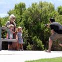 Tori Spelling, enceinte, son mari et ses adorables enfants jouent les top models