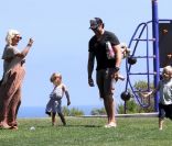 Tori Spelling et Dean McDermott s\'occupent de leurs enfants Liam et Stella dans un parc à Malibu le 16 juillet 2011<br />