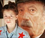 Aurore Drossart et son père Yves Montand en arrière-plan en 1989 