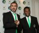 Eric Cantona et Pelé traversent le monde avec un bagage imposant...